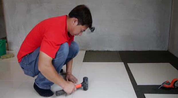 瓷砖师傅贴不好怎么办呢(装修瓷砖贴的不好怎么赔偿) 瓷砖师傅贴不好怎么办呢(装修瓷砖贴的不好怎么赔偿)