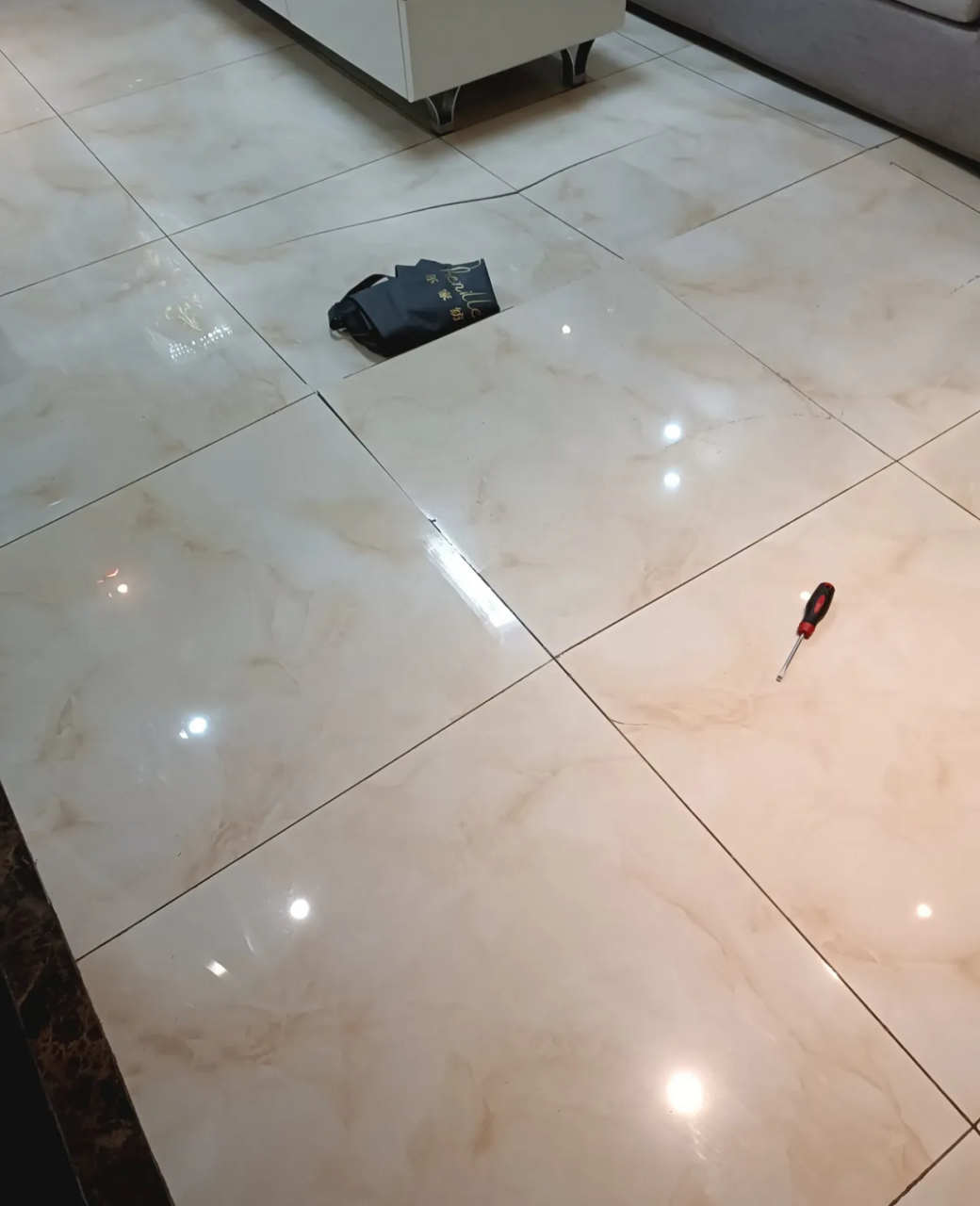 墙砖破了怎么更换(墙砖破损修复视频教程) 墙砖破了怎么更换(墙砖破损修复视频教程)