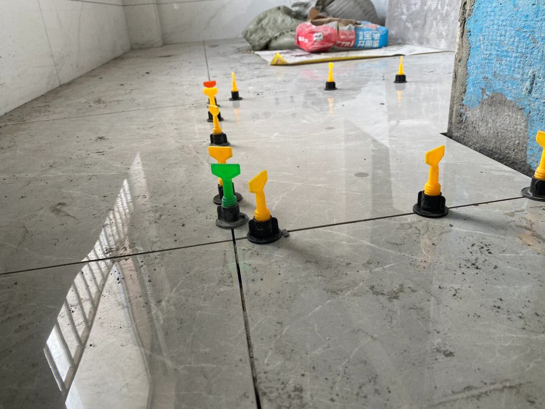 墙面砖翘起来怎么办(家里的墙砖翘起来了怎么修补) 墙面砖翘起来怎么办(家里的墙砖翘起来了怎么修补)