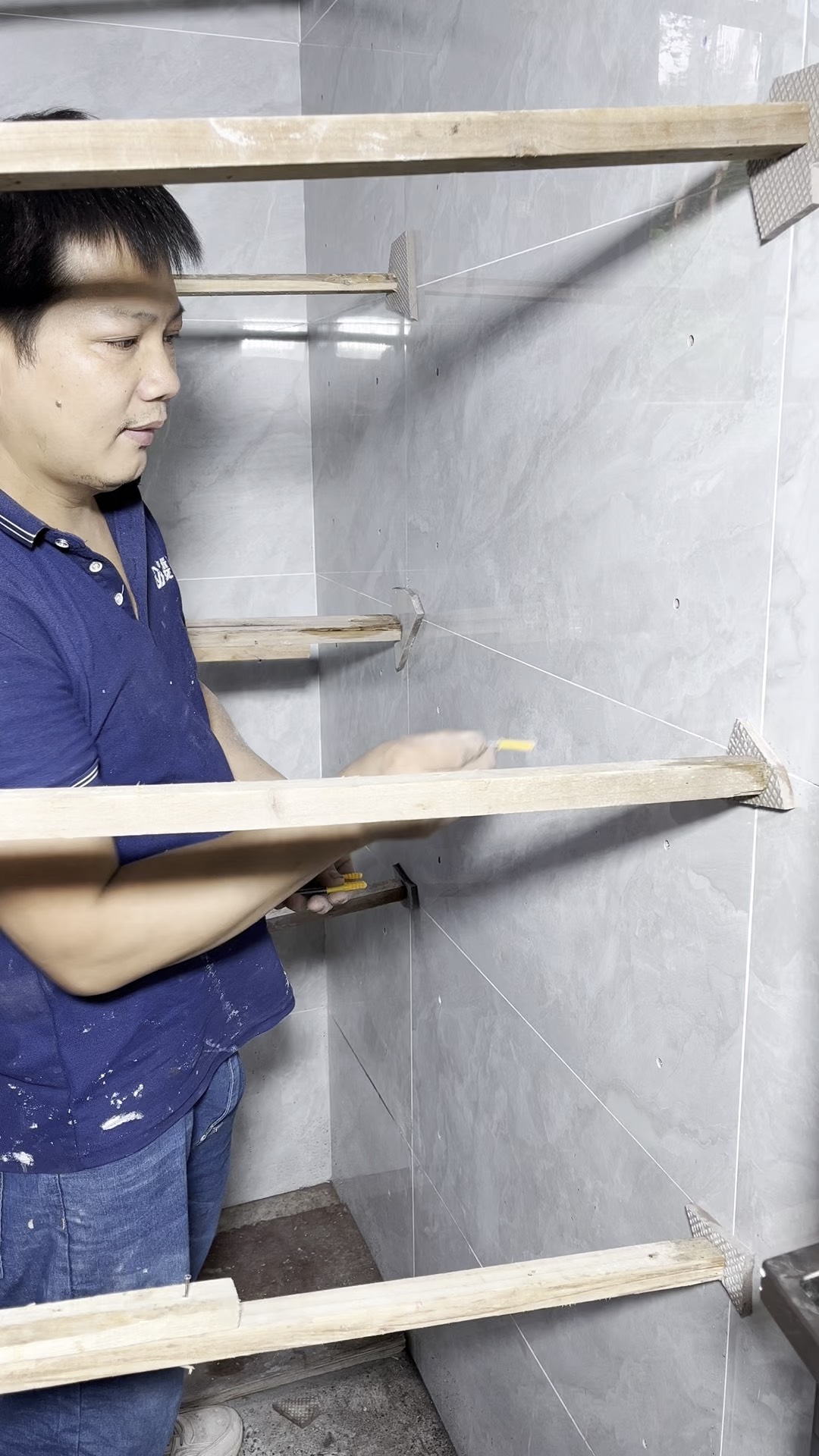 瓷砖空鼓打孔注胶后怎么填孔(瓷砖空鼓打孔时瓷砖开裂了怎么办)